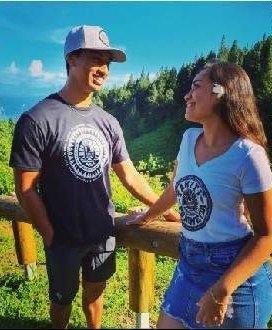 Couple en t-shirts Tahiti Porinetia sur les hauteurs de Tahiti