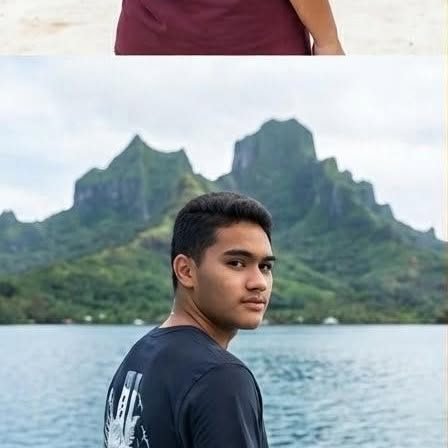 Jeune homme en t-shirt marine devant les montagnes de Moorea