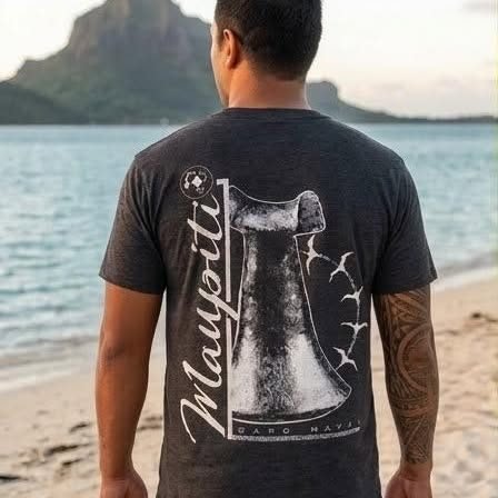 Homme de dos en t-shirt gris motif Maupiti face au lagon