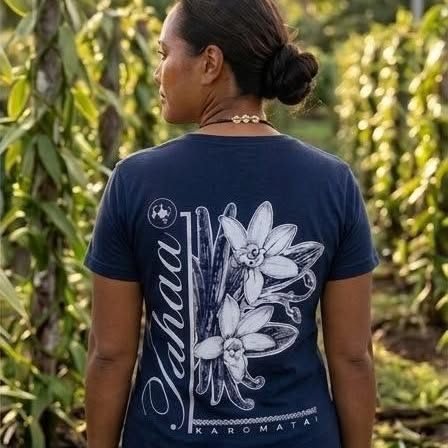 Femme de dos en t-shirt marine motif vanille de Taha'a