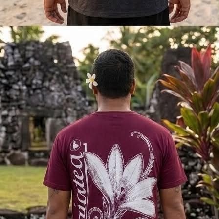 Homme de dos en t-shirt bordeaux motif tiare 'apetahi